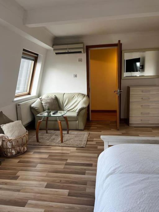 Quirky Studio Flat Selfcontained London Luaran gambar